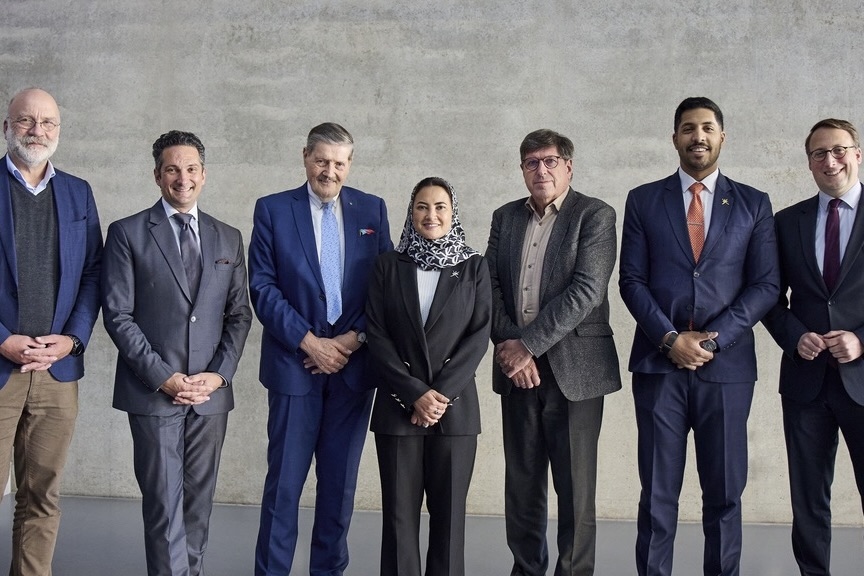 Menschen stehen nebeneinander