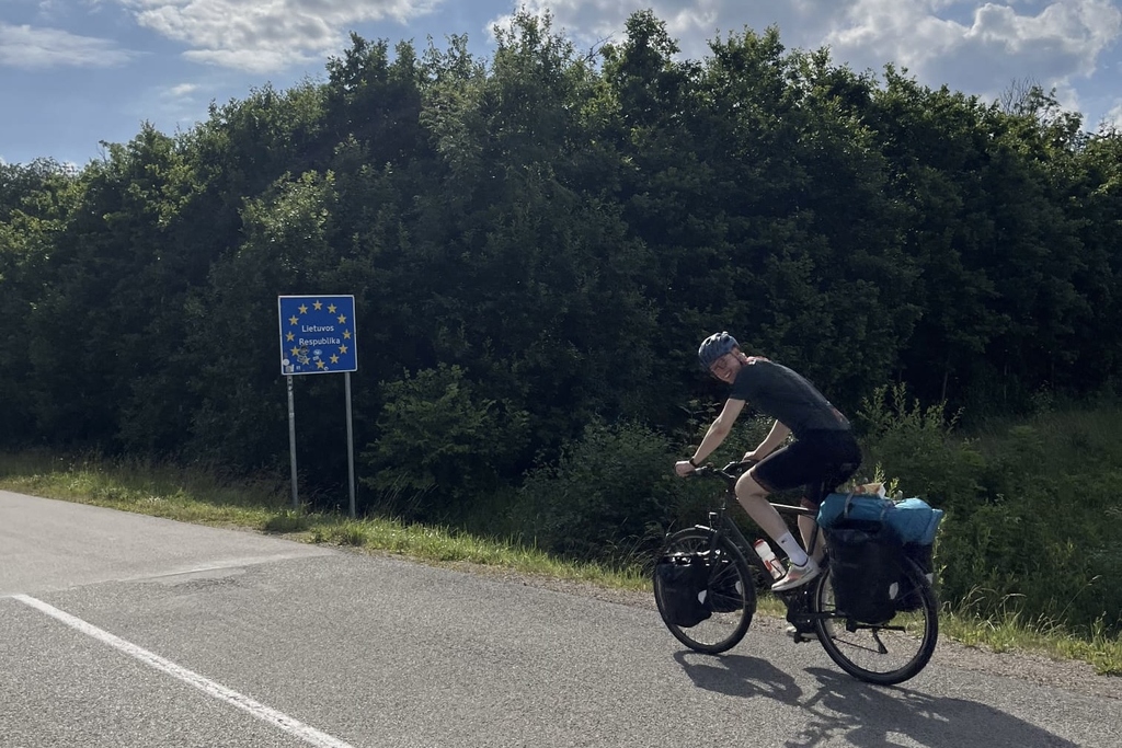 Fahrradfahrer der die Grenze überquert