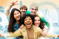 Gruppe junger Menschen umarmt sich vor Achterbahn-Event-Hintergrund, Jeansjacke, sommerlich.