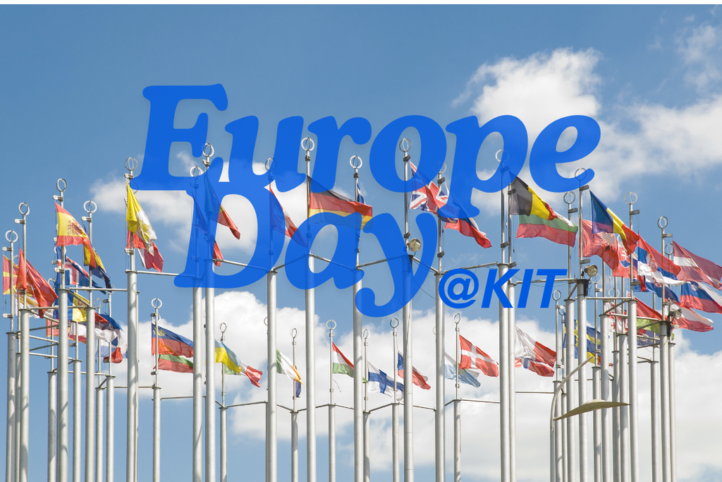 Viele Flaggen von europäischen Ländern auf Flaggenmasten vor blauem Himmel.