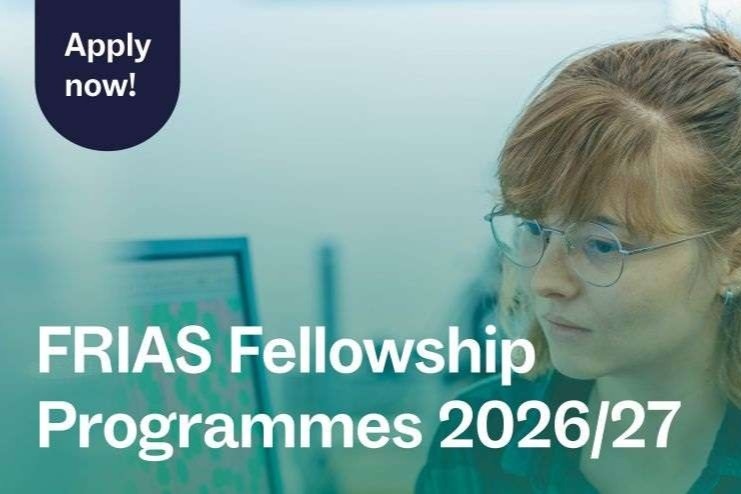 Person am Computer mit Text zur Bewerbung für das FRIAS Fellowship Programm 2026/27.