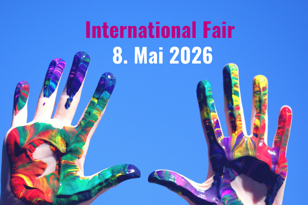 Bunte bemalte Hände gegen blauen Himmel, International Fair, Datum 8. Mai 2026.
