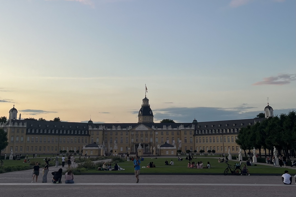 Blick über die Skyline von New York City mit Wolkenkratzern und blauem Himmel.
