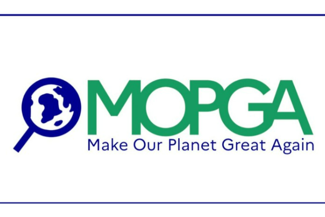 Logo von MOPGA mit Lupensymbol und dem Text „Make Our Planet Great Again“.