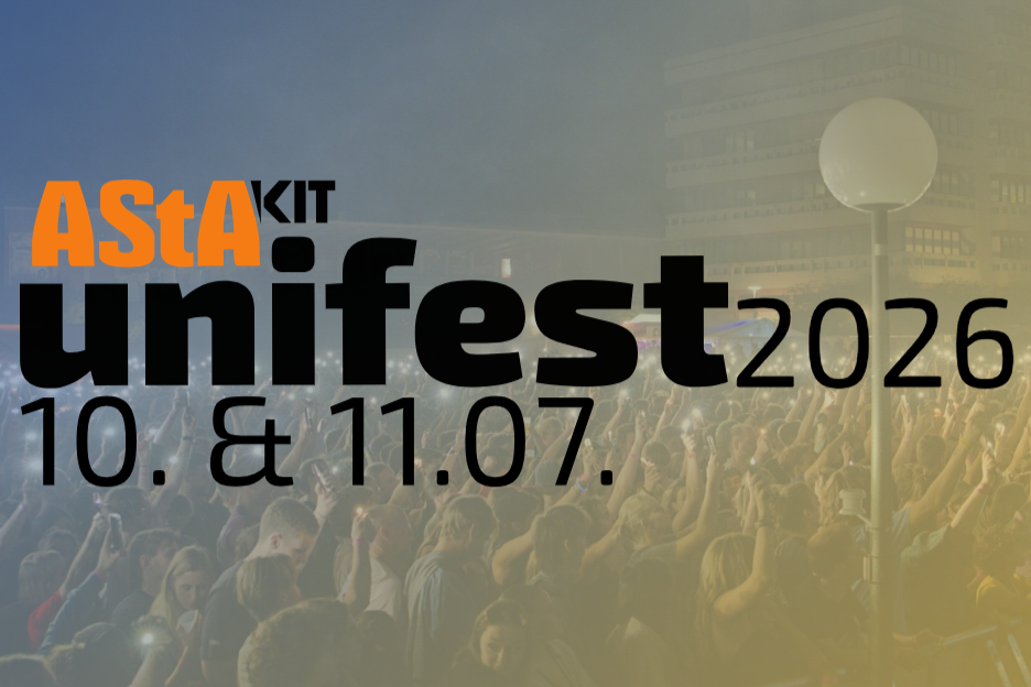 Eventplakat zum AStA KIT Unifest 2026 am 10. & 11. Juli mit jubelnder Menschenmenge im Hintergrund.