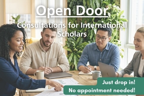 Vier Personen sitzen an einem Konferenztisch, arbeiten gemeinsam, Text "Open Door" sichtbar.