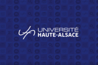 Logo der Universität Haute-Alsace vor blauem Musterhintergrund.